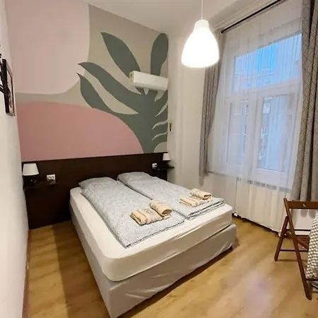 12# Sunflower Cozy Budapest